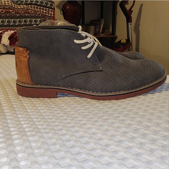 STEVE MADDEN EUC BOYS SIZE 4 GRAY SQUADRON PILIT SHOES - Picture 1 of 7